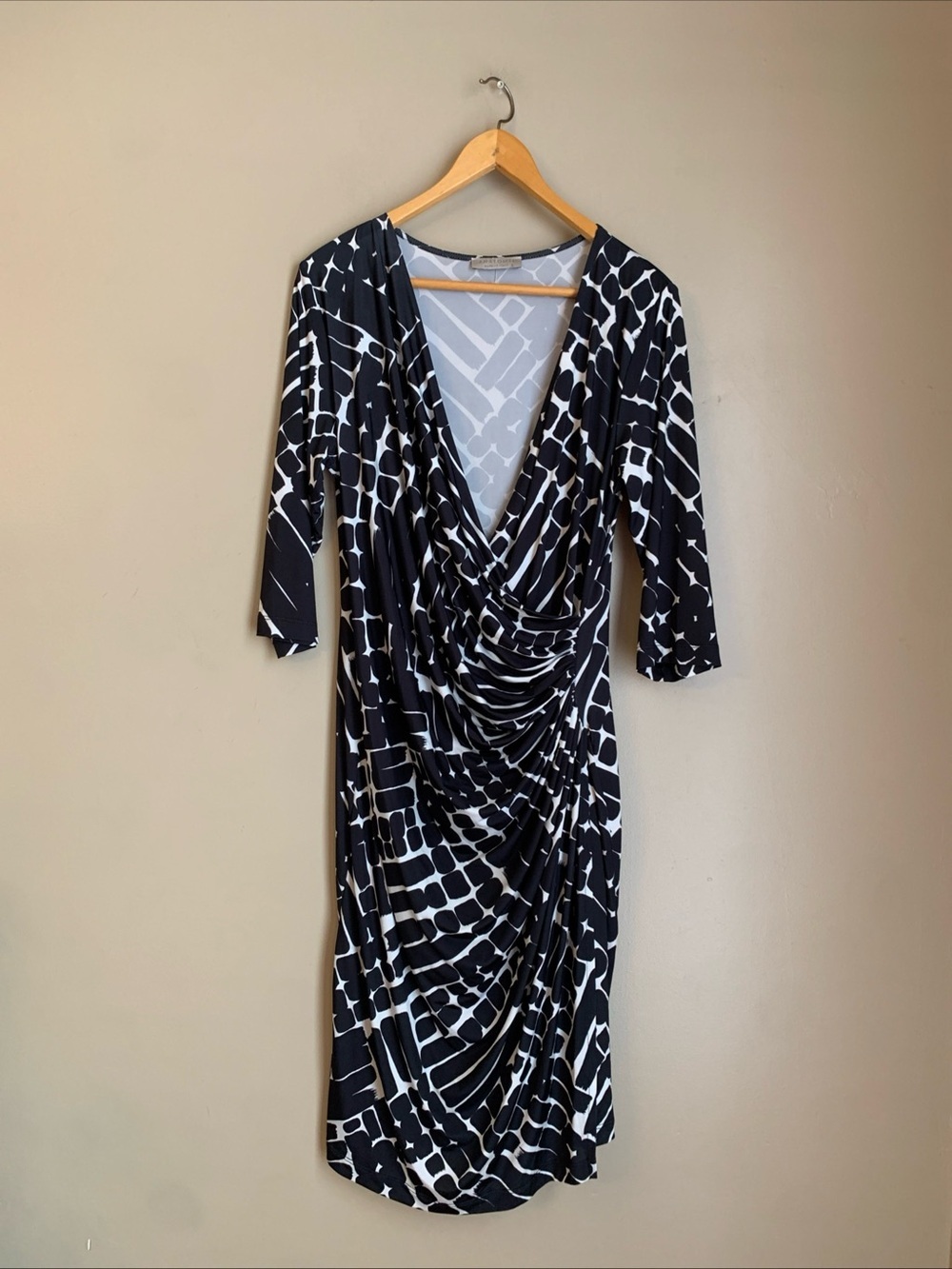 ANATOMIE Marine Faux Wrap 3/4 Sleeve Velvet Travel Dress in Black White Print